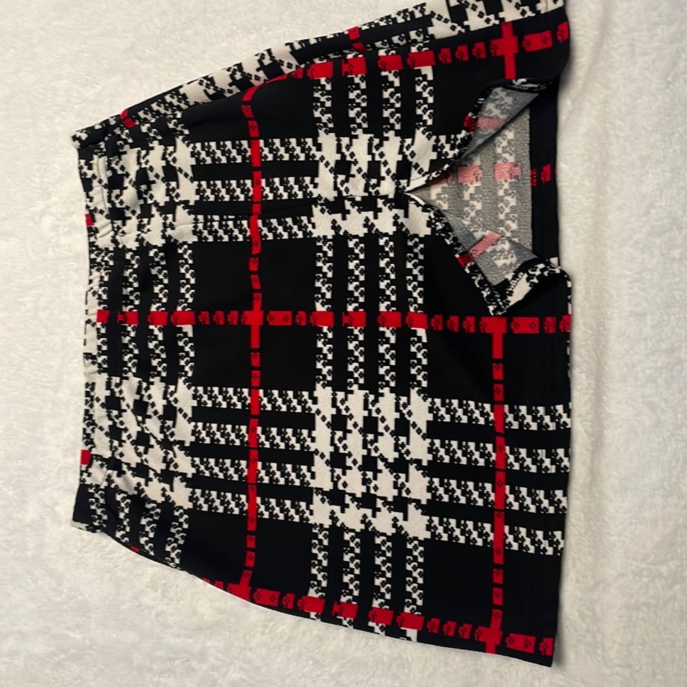 Size m tight black and white and red plaid shirt from shein with front slit